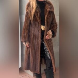 Beautiful Mink Coat(below knee)
-mint condition(skin & lining)